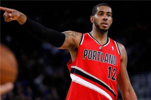 进球后希腊队球员举起鲍多克的球衣，献给昨天去世的队友